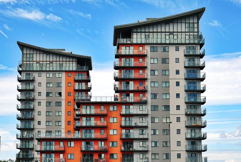 Apartment and High-Rise Carpet Cleaning: How Professionals Handle Tight Spaces and Shared Living Areas